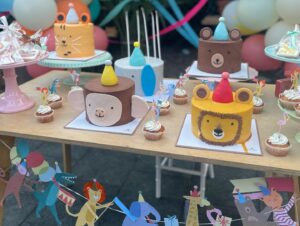 Müjgân Ferhan Şensoy Instagram - İyi ki doğdun güzel kızım, bu günü bizim için unutulmaz kılan @karavanconcept @karavankids @cutiecake.cafe @dreamup.balloons @lepetit.100 ve tüm misafirlerimiz, iyi ki varsınız! 🎈🌸💕
 #pera2yaşında #reklamdeğildir