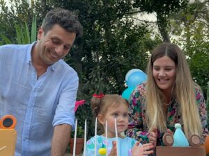 Müjgân Ferhan Şensoy Instagram - İyi ki doğdun güzel kızım, bu günü bizim için unutulmaz kılan @karavanconcept @karavankids @cutiecake.cafe @dreamup.balloons @lepetit.100 ve tüm misafirlerimiz, iyi ki varsınız! 🎈🌸💕
 #pera2yaşında #reklamdeğildir