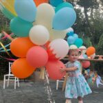Müjgân Ferhan Şensoy Instagram - İyi ki doğdun güzel kızım, bu günü bizim için unutulmaz kılan @karavanconcept @karavankids @cutiecake.cafe @dreamup.balloons @lepetit.100 ve tüm misafirlerimiz, iyi ki varsınız! 🎈🌸💕 #pera2yaşında #reklamdeğildir