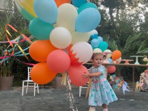 Müjgân Ferhan Şensoy Instagram - İyi ki doğdun güzel kızım, bu günü bizim için unutulmaz kılan @karavanconcept @karavankids @cutiecake.cafe @dreamup.balloons @lepetit.100 ve tüm misafirlerimiz, iyi ki varsınız! 🎈🌸💕
 #pera2yaşında #reklamdeğildir