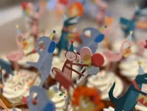 Müjgân Ferhan Şensoy Instagram - İyi ki doğdun güzel kızım, bu günü bizim için unutulmaz kılan @karavanconcept @karavankids @cutiecake.cafe @dreamup.balloons @lepetit.100 ve tüm misafirlerimiz, iyi ki varsınız! 🎈🌸💕
 #pera2yaşında #reklamdeğildir