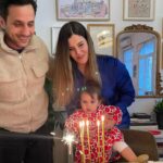 Müjgân Ferhan Şensoy Instagram - Hoş geldin 34, hoş geldin kızım için mumları 4 kere üflemek, hoş geldin anneyle pişti olunan yaşlar! 🥰❤️🎈