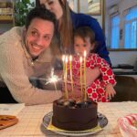 Müjgân Ferhan Şensoy Instagram - Hoş geldin 34, hoş geldin kızım için mumları 4 kere üflemek, hoş geldin anneyle pişti olunan yaşlar! 🥰❤️🎈