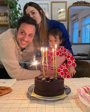 Müjgân Ferhan Şensoy Instagram - Hoş geldin 34, hoş geldin kızım için mumları 4 kere üflemek, hoş geldin anneyle pişti olunan yaşlar! 🥰❤️🎈
