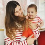 Müjgân Ferhan Şensoy Instagram - Canım kızım iki yıldır her an hayatımıza ışık saçıyorsun. Bize yaşattığın tarifsiz duygular için sana teşekkür ederim. İyi ki bizim kızımızsın, senin annen olduğum için çok şanslıyım. İyi ki doğdun, iyi ki varsın Pera’m! 🌸💕🥰🌼🧿🧿🧿 #pera2yaşında