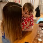 Müjgân Ferhan Şensoy Instagram - Hoş geldin 34, hoş geldin kızım için mumları 4 kere üflemek, hoş geldin anneyle pişti olunan yaşlar! 🥰❤️🎈