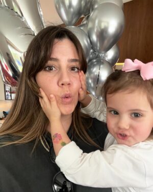 Müjgân Ferhan Şensoy Instagram - Pera 2,5, Aren 3 yaşında, “hoş geldin bahar” dumpı! 
#yarımyaşınkutluolsunpera 🌸💓🧿🧿🧿