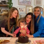 Müjgân Ferhan Şensoy Instagram - Hoş geldin 34, hoş geldin kızım için mumları 4 kere üflemek, hoş geldin anneyle pişti olunan yaşlar! 🥰❤️🎈