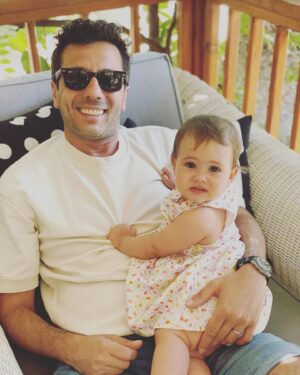 Müjgân Ferhan Şensoy Instagram - Canım kızım iki yıldır her an hayatımıza ışık saçıyorsun. Bize yaşattığın tarifsiz duygular için sana teşekkür ederim. İyi ki bizim kızımızsın, senin annen olduğum için çok şanslıyım. İyi ki doğdun, iyi ki varsın Pera’m! 🌸💕🥰🌼🧿🧿🧿 #pera2yaşında