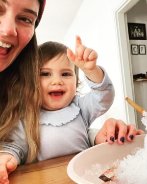 Müjgân Ferhan Şensoy Instagram - Canım kızım iki yıldır her an hayatımıza ışık saçıyorsun. Bize yaşattığın tarifsiz duygular için sana teşekkür ederim. İyi ki bizim kızımızsın, senin annen olduğum için çok şanslıyım. İyi ki doğdun, iyi ki varsın Pera’m! 🌸💕🥰🌼🧿🧿🧿 #pera2yaşında