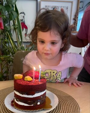 Müjgân Ferhan Şensoy Instagram - Pera 2,5, Aren 3 yaşında, “hoş geldin bahar” dumpı! 
#yarımyaşınkutluolsunpera 🌸💓🧿🧿🧿