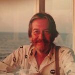 Müjgân Ferhan Şensoy Instagram - İki sene nasıl geçti, hem çok yavaş hem çok hızlı. Hala duygularımı paylaşmakta zorlanıyorum. Çok özlüyorum çok. Ünye’deyiz, bana bakıyorsun bu fotoğrafta, analog makinamla denemeler yapıyorum, en sevdiğim fotoğraflarından biri olacağını bilmeden.
