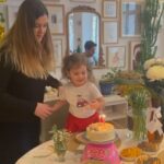 Müjgân Ferhan Şensoy Instagram – “Dante gibi ortasındayız ömrün!” Hoş geldin 35 yaşım, hoş geldin birden yüklenen Adile Naşit gülüşüm! “Senin doğum günün değil, ikimizin doğum günü!” dedi Pera. Bundan sonra hep bizim, hep ikimizin canım kızım!  İyi ki biz @cemoget! ❤️🥰🧿 #iyikidoğdunikimiz