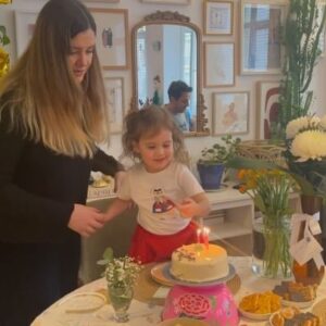 Müjgân Ferhan Şensoy Instagram - “Dante gibi ortasındayız ömrün!” Hoş geldin 35 yaşım, hoş geldin birden yüklenen Adile Naşit gülüşüm! “Senin doğum günün değil, ikimizin doğum günü!” dedi Pera. Bundan sonra hep bizim, hep ikimizin canım kızım!  İyi ki biz @cemoget! ❤️🥰🧿 #iyikidoğdunikimiz