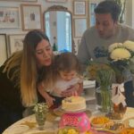 Müjgân Ferhan Şensoy Instagram – “Dante gibi ortasındayız ömrün!” Hoş geldin 35 yaşım, hoş geldin birden yüklenen Adile Naşit gülüşüm! “Senin doğum günün değil, ikimizin doğum günü!” dedi Pera. Bundan sonra hep bizim, hep ikimizin canım kızım!  İyi ki biz @cemoget! ❤️🥰🧿 #iyikidoğdunikimiz