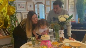 Müjgân Ferhan Şensoy Instagram - “Dante gibi ortasındayız ömrün!” Hoş geldin 35 yaşım, hoş geldin birden yüklenen Adile Naşit gülüşüm! “Senin doğum günün değil, ikimizin doğum günü!” dedi Pera. Bundan sonra hep bizim, hep ikimizin canım kızım!  İyi ki biz @cemoget! ❤️🥰🧿 #iyikidoğdunikimiz