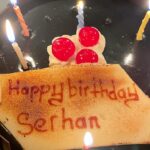Müjgân Ferhan Şensoy Instagram – “Dante gibi ortasındayız ömrün!” Hoş geldin 35 yaşım, hoş geldin birden yüklenen Adile Naşit gülüşüm! “Senin doğum günün değil, ikimizin doğum günü!” dedi Pera. Bundan sonra hep bizim, hep ikimizin canım kızım!  İyi ki biz @cemoget! ❤️🥰🧿 #iyikidoğdunikimiz