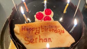 Müjgân Ferhan Şensoy Instagram - “Dante gibi ortasındayız ömrün!” Hoş geldin 35 yaşım, hoş geldin birden yüklenen Adile Naşit gülüşüm! “Senin doğum günün değil, ikimizin doğum günü!” dedi Pera. Bundan sonra hep bizim, hep ikimizin canım kızım!  İyi ki biz @cemoget! ❤️🥰🧿 #iyikidoğdunikimiz