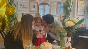 Müjgân Ferhan Şensoy Instagram - “Dante gibi ortasındayız ömrün!” Hoş geldin 35 yaşım, hoş geldin birden yüklenen Adile Naşit gülüşüm! “Senin doğum günün değil, ikimizin doğum günü!” dedi Pera. Bundan sonra hep bizim, hep ikimizin canım kızım!  İyi ki biz @cemoget! ❤️🥰🧿 #iyikidoğdunikimiz