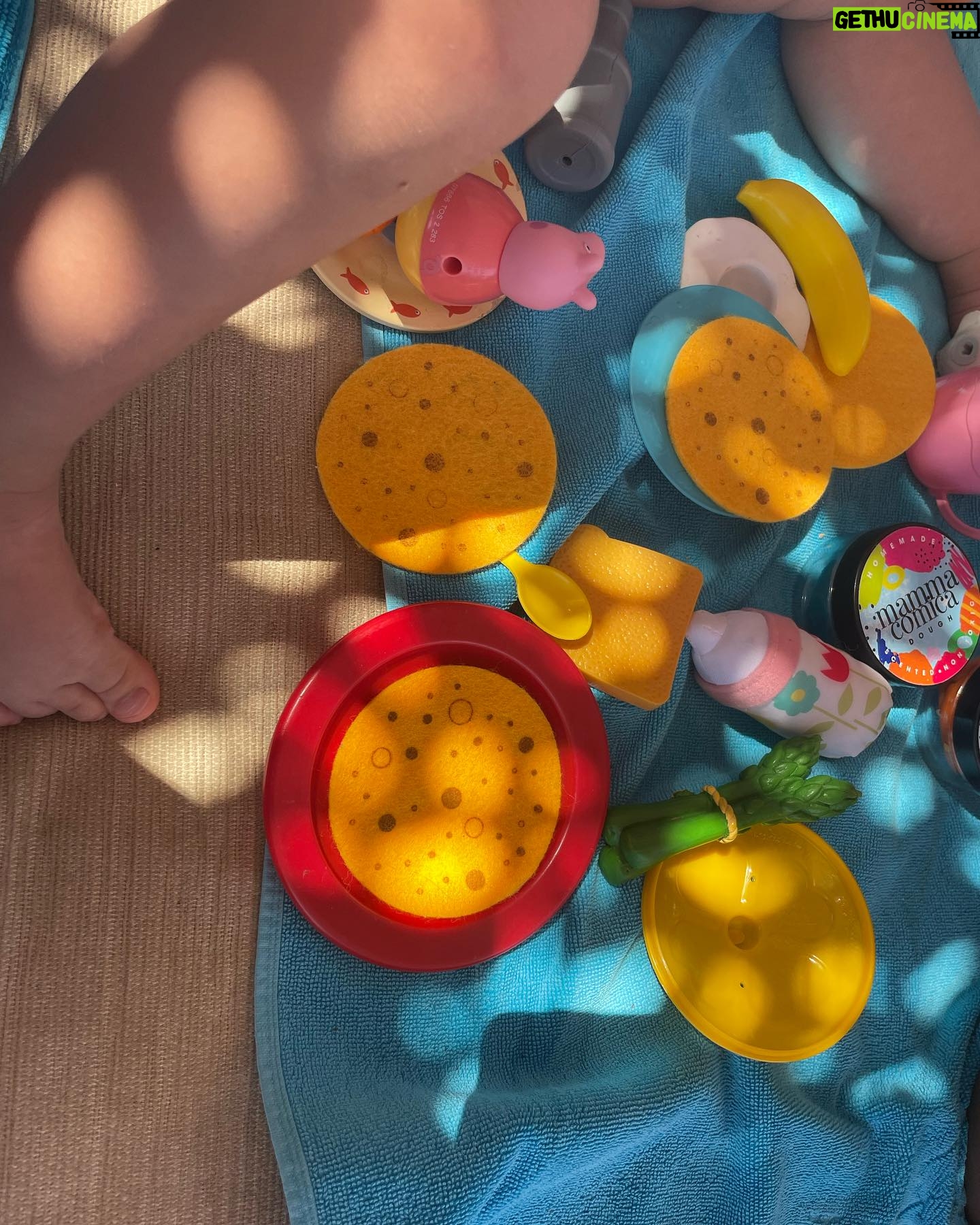 Müjgân Ferhan Şensoy Instagram - Kendisi küçük, etkisi büyük bir ada hikayesi. ❤️🍉🦀🐠🏝️ 🧿 #annebabapera🎈