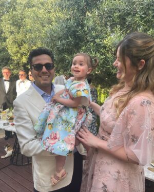 Müjgân Ferhan Şensoy Instagram - ~My best friend’s wedding~ 

13 yaşındayım, liselere giriş sınavı için bir dershaneye yazıldım, ilk gün sınıfa girdim, en arkada bir kız oturuyor “yanına oturabilir miyim, el yazın ne kadar güzelmiş” dedim, gülümsedi. Aynı liseyi kazandık ve o günden beri yan yanayız. Aradan 20 yıl geçti ve ben bu haftasonu onun düğününe kızımla gittim. 🥹💕🌸 Seni çok seviyorum Melom @melekgencer , mutluluğunuz daim olsun @eralp.vardar ✨✨✨
