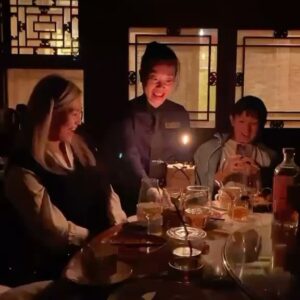 MINMI Instagram - 明日は誕生日、の前に
嬉しい報告をさせてください。
LAの素敵なレストランで週末ピアノを弾くお仕事を頂ける事になりました！！！
海外で働ける事、しかも音楽で働けるなんて嬉しくてたまらないです！

たまに今更バイト抵抗ない？と
聞かれますが、
いつでもゼロから挑戦して、それを楽しめるなんて、なんとカッコええんや！と
自分に惚れぼれしてますw

実際はつたない英語ですw
カッコ悪いですw
裸の心で挑戦したい日々です🎀

そして嬉しいもう一つ

中国、台湾出身のオーナーさん達らは「同じアジア人、兄弟だよ！共に頑張ろうね」といつも励まして、応援してくれて
サプライズでお祝いをしてくれました

大きな愛を感じて感動しています

ジョンレノンの♪イマジン　には

戦争のない世界を想像して
国の違いない世界を想像できるかい？と書かれてますが
JAPANプライド濃いめの私には
今日まであまり想像できませんでした

けれど世界で歌いたいという夢は、
きっと世界中に
わけへだてない愛を届けたいという想いがあってこそ。　

なので、大きな愛を知り
少し近づけた気がした今日です

12月8日はジョンレノンの命日と
MINMIの誕生日　

私を愛してくれてる
ファンのみんな、友人にも愛を贈らせてください　
私と同じ様に挑戦してる、挑戦してみたいとしてるみんな
全ての出来事が大成功につながります様に♡

＿＿＿＿＿＿＿＿＿＿information＿＿＿＿＿＿＿＿＿＿

ピアノを弾いてる場所🎹
@thewellesbourne 
10929 W Pico Blvd, Los Angeles, CA 90064 usa

Dec 16th 7:30 pm.to 9:30 pm 🎹✨
この日以降は帰国の為
1月13日から再開予定です

お祝いと食事を頂いた場所🍽
世界1と言えるほど美味しい中華料理でした！
@bistronasus 
9055 Las Tunas Dr #105, Temple City, CA 91780 アメリカ合衆国