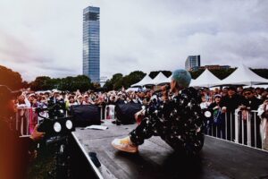 MINMI Instagram - エロガミクズ男❤️
仲間、自然、音楽、と散々ほざいてる私、ですが実は
t-Aceとは
（本人かわからない）
SNS上での会話を
交わしただけであった🙇‍♀️

数年前かな？
"freedomに是非出てみたい"
そんなツイートかなにかを見て（ご本人かは不明）t- Aceの名前がずっと頭の片隅にあった

redspiderジュニアがリンクしたと聞いてから、仲間の仲間、きっとvibesあうはずだろう、と今回初めて出演オファーをさせてもらった

開催前にどうしても会話したくて連絡先を教えてもらった。
けれど、忙しいよな、とか、
相手のタイミングを考えると、遠慮というなの意気地なしで
時間ばかり過ぎてしまった。

前日リハーサル
"やっと話せました！"
というとだいぶ笑われた

しかも初対面なのに
なぜかその日に初対面の動画チームがこっそりその場面を影から撮影していたもんで、
出会いがしらは最悪😱

"え、なに、これ
盗撮されてるの？"
みたいになって。。。😭

"いや、違うんです、これは...
すみません、盗撮です🙇‍♀️''
（私も知らんわ泣きたい😭）

という、よくわからん
事態から始まる
ヒヤヒヤアセアセな
出逢いでした💦

それが前日👆

まぁそんなドジで間抜けな
MINMIとチームごとを
笑ってくれた
やさし神✨🙏🥹

迎えた本番当日

晴れ神と名乗るだけあって
ステージは見事に晴れた！

エロ女神クズ女として紹介させてもらった
t-Aceのステージ
空は彼を一滴足りとも
濡らさなかった
もちろん女性はビショ濡れw
😌

歌は知ってたが
エロ神クズ男はやはり
生がイイ、
そう思った

クズぶりが最高すぎて
救われる　好きになる

その魅力を
巧妙に書けば書くほど
嘘っぽくなる気がして
レポートはうまく書きたくない

けど、あえて知ってもらいたい　
この気持ちを表現するなら

人目や常識、頑張る姿
憧れ、カッコいいこと
勝ち、偏差値、学歴、モテ

全部なかったって
いいんだぜ！！！

失うことなんてなんも怖くない
カッコつけなくても最高！
人生最高！

そんな最強のハッピーを
届けてくれてる感じがしたんだ
♡

最低で最高の
アーティストに
また出逢えました

ありがとう　‼️
t-Ace ことエロ神クズオ　‼️