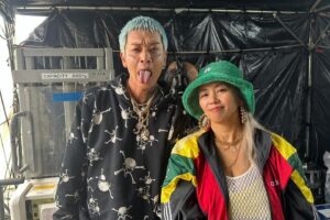 MINMI Instagram - エロガミクズ男❤️
仲間、自然、音楽、と散々ほざいてる私、ですが実は
t-Aceとは
（本人かわからない）
SNS上での会話を
交わしただけであった🙇‍♀️

数年前かな？
"freedomに是非出てみたい"
そんなツイートかなにかを見て（ご本人かは不明）t- Aceの名前がずっと頭の片隅にあった

redspiderジュニアがリンクしたと聞いてから、仲間の仲間、きっとvibesあうはずだろう、と今回初めて出演オファーをさせてもらった

開催前にどうしても会話したくて連絡先を教えてもらった。
けれど、忙しいよな、とか、
相手のタイミングを考えると、遠慮というなの意気地なしで
時間ばかり過ぎてしまった。

前日リハーサル
"やっと話せました！"
というとだいぶ笑われた

しかも初対面なのに
なぜかその日に初対面の動画チームがこっそりその場面を影から撮影していたもんで、
出会いがしらは最悪😱

"え、なに、これ
盗撮されてるの？"
みたいになって。。。😭

"いや、違うんです、これは...
すみません、盗撮です🙇‍♀️''
（私も知らんわ泣きたい😭）

という、よくわからん
事態から始まる
ヒヤヒヤアセアセな
出逢いでした💦

それが前日👆

まぁそんなドジで間抜けな
MINMIとチームごとを
笑ってくれた
やさし神✨🙏🥹

迎えた本番当日

晴れ神と名乗るだけあって
ステージは見事に晴れた！

エロ女神クズ女として紹介させてもらった
t-Aceのステージ
空は彼を一滴足りとも
濡らさなかった
もちろん女性はビショ濡れw
😌

歌は知ってたが
エロ神クズ男はやはり
生がイイ、
そう思った

クズぶりが最高すぎて
救われる　好きになる

その魅力を
巧妙に書けば書くほど
嘘っぽくなる気がして
レポートはうまく書きたくない

けど、あえて知ってもらいたい　
この気持ちを表現するなら

人目や常識、頑張る姿
憧れ、カッコいいこと
勝ち、偏差値、学歴、モテ

全部なかったって
いいんだぜ！！！

失うことなんてなんも怖くない
カッコつけなくても最高！
人生最高！

そんな最強のハッピーを
届けてくれてる感じがしたんだ
♡

最低で最高の
アーティストに
また出逢えました

ありがとう　‼️
t-Ace ことエロ神クズオ　‼️