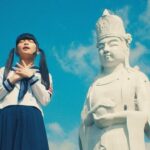 MIZYU Instagram - 新しい学校のリーダーズ 新曲【マ人間】 Music Video ☁️☁️ OUT NOW ON YOUTUBE 人間 人間 人間 マ マ マ 真 魔 間 マ マ マ人間 #マ人間 ▶️https://youtu.be/QTcAlJ8AJWk?si=wz8j6RejrwzvpXel MV Direction : Eri Yoshikawa Photography Direction : Hajime Yamazaki Drone : Michito Tanaka Hair&make up : YOUCA Music Produce: jon-YAKITORY Choreography : 新しい学校のリーダーズ ドラマ「警部補ダイマジン」オープニングテーマ🚨 #東京湾観音 #新しい学校のリーダーズ