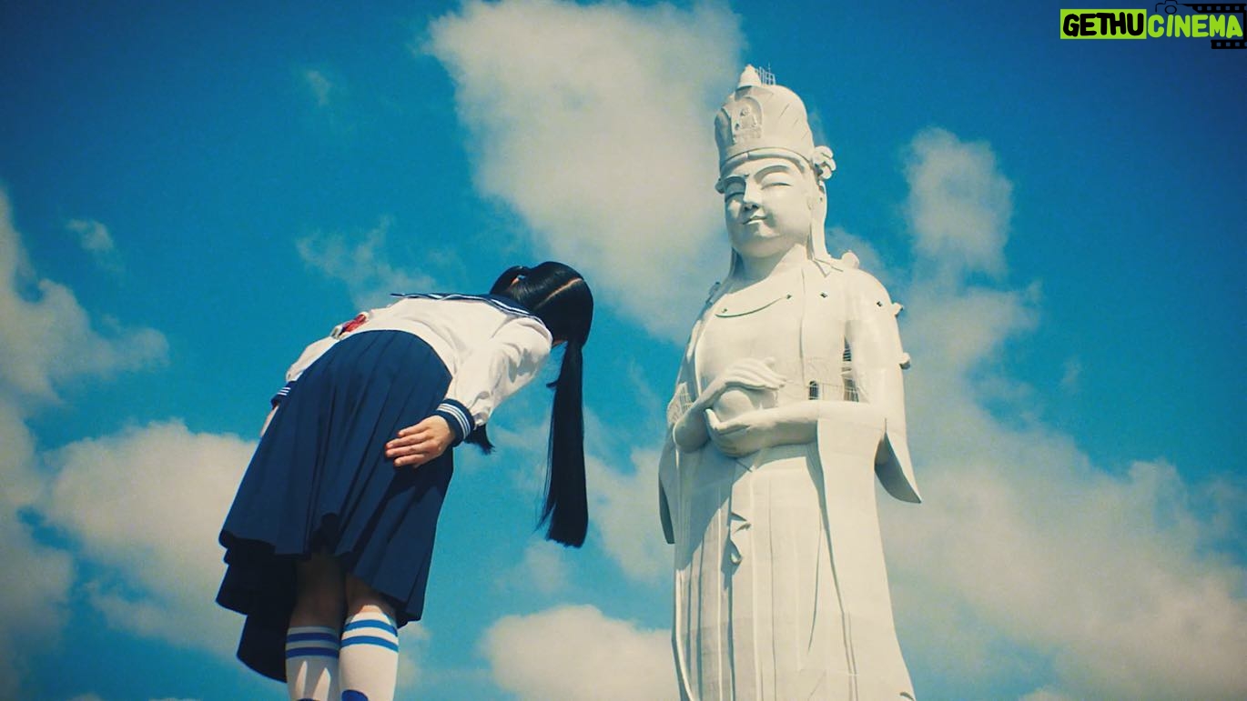 MIZYU Instagram - 新しい学校のリーダーズ 新曲【マ人間】 Music Video ☁️☁️ OUT NOW ON YOUTUBE 人間 人間 人間 マ マ マ 真 魔 間 マ マ マ人間 #マ人間 ▶️https://youtu.be/QTcAlJ8AJWk?si=wz8j6RejrwzvpXel MV Direction : Eri Yoshikawa Photography Direction : Hajime Yamazaki Drone : Michito Tanaka Hair&make up : YOUCA Music Produce: jon-YAKITORY Choreography : 新しい学校のリーダーズ ドラマ「警部補ダイマジン」オープニングテーマ🚨 #東京湾観音 #新しい学校のリーダーズ