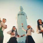MIZYU Instagram - 新しい学校のリーダーズ 新曲【マ人間】 Music Video ☁️☁️ OUT NOW ON YOUTUBE 人間 人間 人間 マ マ マ 真 魔 間 マ マ マ人間 #マ人間 ▶️https://youtu.be/QTcAlJ8AJWk?si=wz8j6RejrwzvpXel MV Direction : Eri Yoshikawa Photography Direction : Hajime Yamazaki Drone : Michito Tanaka Hair&make up : YOUCA Music Produce: jon-YAKITORY Choreography : 新しい学校のリーダーズ ドラマ「警部補ダイマジン」オープニングテーマ🚨 #東京湾観音 #新しい学校のリーダーズ