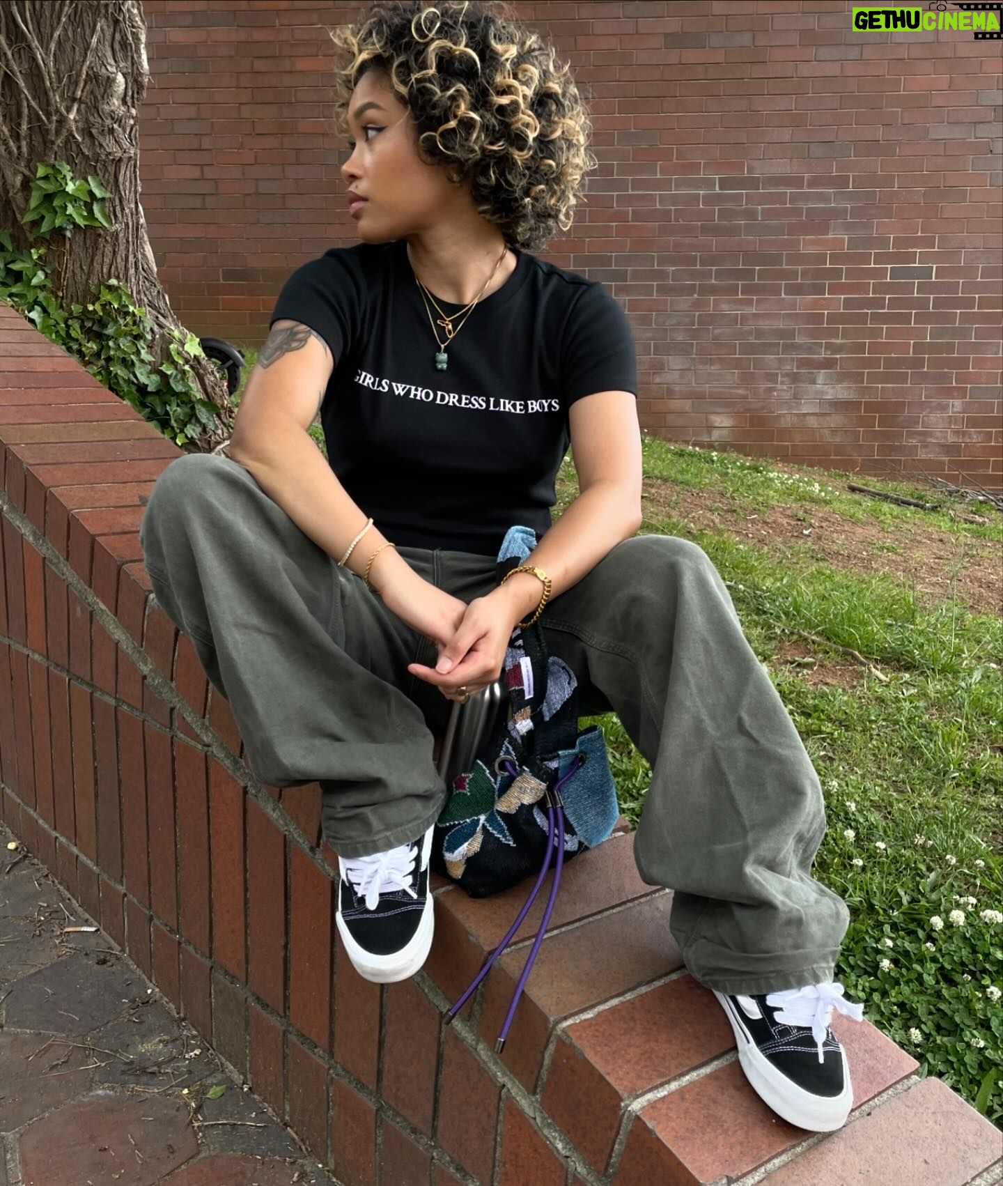 MK xyz Instagram - Baggy pantalone & baby tees 🤌🏽 #girlswhodresslikeboys @girlswhodresslikeboys