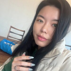 MMARY Instagram - 우람한 팔뚝 이슈.
운동회 꼭두각시 출때도 과몰입했던 말희.
태생적으로 예쁜척 엄청 좋아하는 말희.
이젠 꽤나 어른된(얼굴이) 말희. 
맘에드는 사진 싹다 모아올리는 맥락없는 말희.