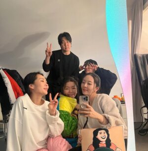 MMARY Instagram - 한의제의 언니가 딸이 있다는게 말이되나.
러브는 아이돌이 되려나 엔딩포즈 꽂아버리네.
땅아도 힘차게 태어나길. (수정: 땅아는 내 칭구 아기임)
즐거워던 밤. 모두 사랑해
🫶

마지막장: 
하니언니가 준 인형이 맘에든 나의 개자식.
