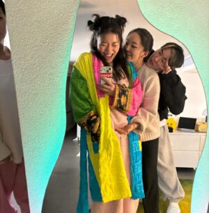 MMARY Instagram - 한의제의 언니가 딸이 있다는게 말이되나.
러브는 아이돌이 되려나 엔딩포즈 꽂아버리네.
땅아도 힘차게 태어나길. (수정: 땅아는 내 칭구 아기임)
즐거워던 밤. 모두 사랑해
🫶

마지막장: 
하니언니가 준 인형이 맘에든 나의 개자식.