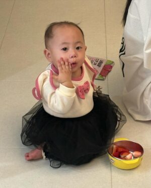 MMARY Instagram - 한의제의 언니가 딸이 있다는게 말이되나.
러브는 아이돌이 되려나 엔딩포즈 꽂아버리네.
땅아도 힘차게 태어나길. (수정: 땅아는 내 칭구 아기임)
즐거워던 밤. 모두 사랑해
🫶

마지막장: 
하니언니가 준 인형이 맘에든 나의 개자식.