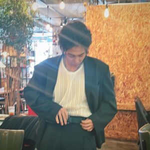 MMARY Instagram - 12 월 이라고라? 마무리할 준비. 잡탕으로 올려본다. 
9번째 영상은 올해 날 제일 많이 웃게한 짤.

#december #2023 #jblack #mmary #제이블랙 #마리 
#레쓰고 #커몬