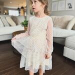 Maïka Desnoyers Instagram - Elle grandit beaucoup trop vite. Elle a l’air d’une grande fille dans sa belle robe 🥰 Merci à la boutique @billie_le_kid pour ce beau cadeau. Livia est aux anges 🤩🤍