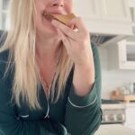 Maïka Desnoyers Instagram - J’ai des habitudes bien ancrées le matin. Je commence toujours par souhaiter « bon matin » à mes enfants au moment du réveil, mais certaines personnes préfèrent dire uniquement « bonjour ». Pour en avoir le cœur net, @painbonmatin propose de trancher une fois pour toute la question et de voter sur le site àvousdetrancher.com. Le lien est dans ma bio. #PainBonMatin #pub