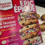 Maïka Desnoyers Instagram - On a fait des mégas biscuits hier! Hyper facile à faire, et très très sucré haha! Si j’en refais, je vais mettre moins de crémage au centre parce que c’était quelque chose 🤣 ( acheté à l’épicerie il y a quelques temps! Aucune idée laquelle ) || Robe @petitbateau dispo chez @billie_le_kid ||