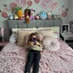Maïka Desnoyers Instagram - Être à la place de Livia, je me sentirais épiée 🫣 Reste qu’elle a tellement une chambre cozy. Bonheur et repos assuré.