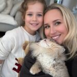 Maïka Desnoyers Instagram – Pour moi, le jour de Pâques est aussi le moment du renouveau au niveau personnel et spirituel.

On fait souvent nos buts pour la nouvelle année, mais Pâques est aussi le moment idéal.

Si Jésus a pu ressusciter, vous pouvez aussi laisser derrière vous ce que vous n’aimiez pas pour laisser renaître un nouveau vous. 

Le négatif derrière, le positif maintenant. 

Bon début de semaine 🩷

Maquillage: @joanieleclerc