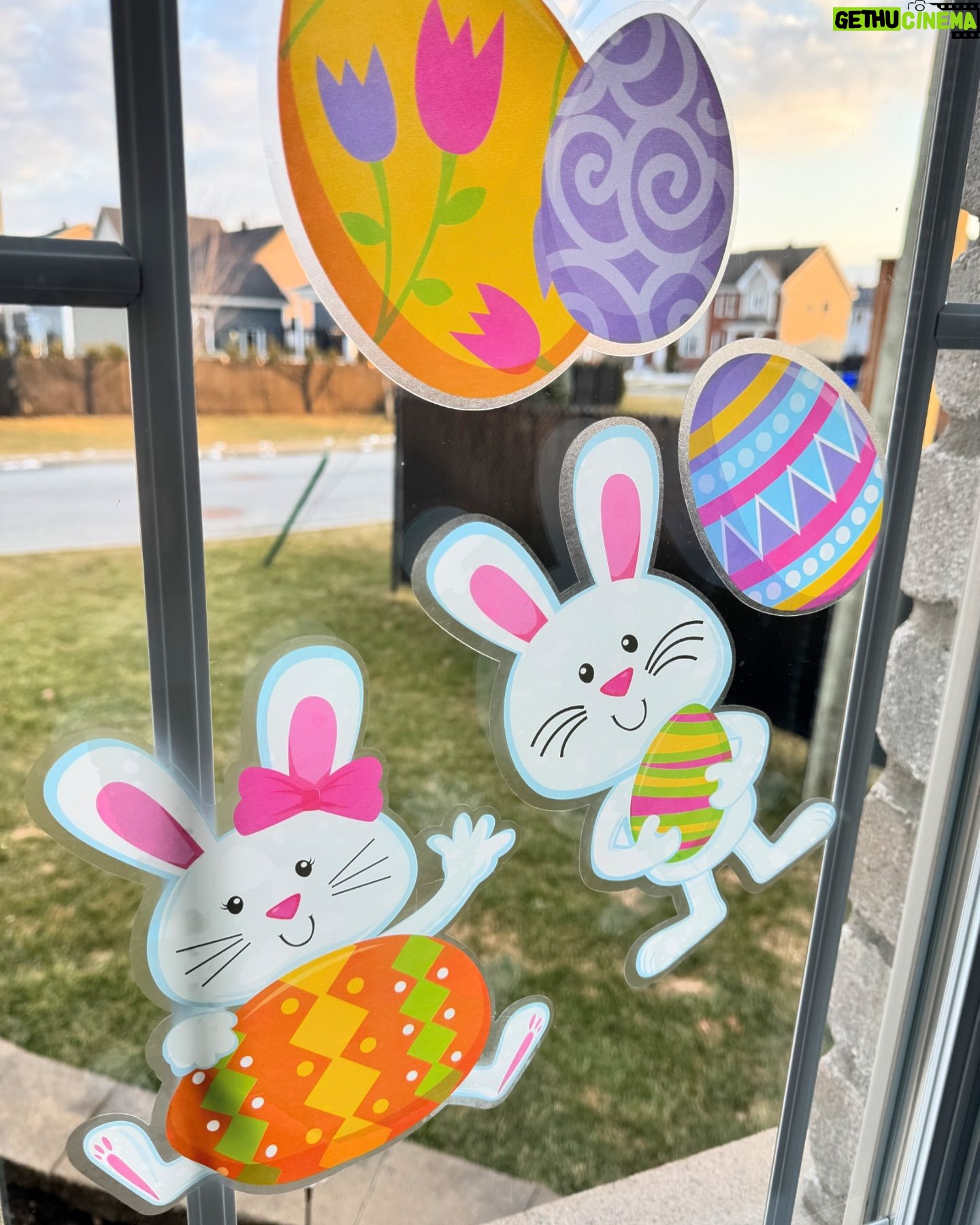 Maïka Desnoyers Instagram - Hello Pâques dans mes fenêtres 🩷 🐇