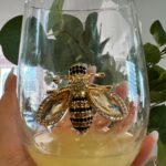 Maïka Desnoyers Instagram - J’en reviens pas, 37 ans à vivre sans connaitre ce truc. Ma vie vient de changer 🤩 - Faire rouler le citron en appuyant dessus - Faite un trou où le citron est plus pointu - maintenant appuyez sur le citron pour extraire le jus SANS AUCUN PÉPINS!