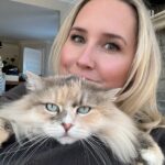 Maïka Desnoyers Instagram - J’aurais jamais cru aimer un chat autant. J’pense même qu’ @etienneboulay22 l’aime autant que moi haha