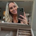 Maïka Desnoyers Instagram - Selfie de miroir version, j’ai juste un mini miroir de coffre à bijoux 😍 J’suis un peu plus absente ici, en publication. Faut dire que je suis super occupé et que j’ai seulement des photos de mes enfants … ou de mon chat haha!! J’veux prendre de vos nouvelles! Comment vous allez? Vous faites quoi en fds :-)?
