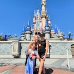 Maïka Desnoyers Instagram - BEAUCOUP de plaisir à Magic Kingdom. Une belle journée avec peu d’achalandage ( comparativement à d’habitude haha)! Chaleur, famille et bonheur! Les deux prochains jours seront des jours de repos à la piscine de l’hôtel 🤣
