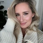 Maïka Desnoyers Instagram - Tsé quand tu te feel! Ça méritait une photo. On a tous des bons, et des moins bons jours. Et je trouve ça important d’être capable de dire haut et fort, qu’on se trouve jolie. En fait, c’est sain de le faire. On a souvent l’habitude de chialer sur les réseaux sociaux, mais ces temps-ci je dois avouer que vous me donner le sourire. J’ai reçu tellement de beaux messages depuis que j’ai recommencé à être plus active ici. J’avais arrêté parce que, pendant un certain temps, les gens étaient lourds et me faisaient angoisser. À ce moment-là, j’ai choisi ma santé mentale. Je ne suis pas capable de venir sur les réseaux sociaux en faisant comme si lés méchancetés ne me touchaient pas. Bref, merci pour la belle dose d’amour 🩷