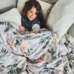 Maïka Desnoyers Instagram - Livia fait dire qu’il reste encore quelques-unes de ses doudous préférées chez @fauvecollection ! Elles sont parfaites pour les belles tites tempêtes de neige comme aujourd’hui ♥️