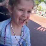 Maïka Desnoyers Instagram - En voulez-vous du bonheur ? Sa réaction vaut de l’or. La magie dans les yeux et le coeur près à débordé, c’est ça Disney ♥️♥️♥️ #magicmoments #waltdisney #happydaughter